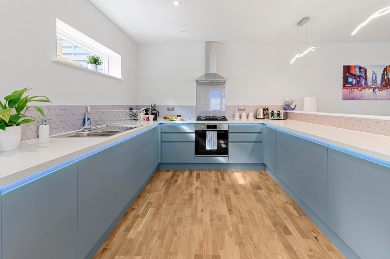 Apartment Admirals Place - Contemporary Townhouse With Spacious And Flexible